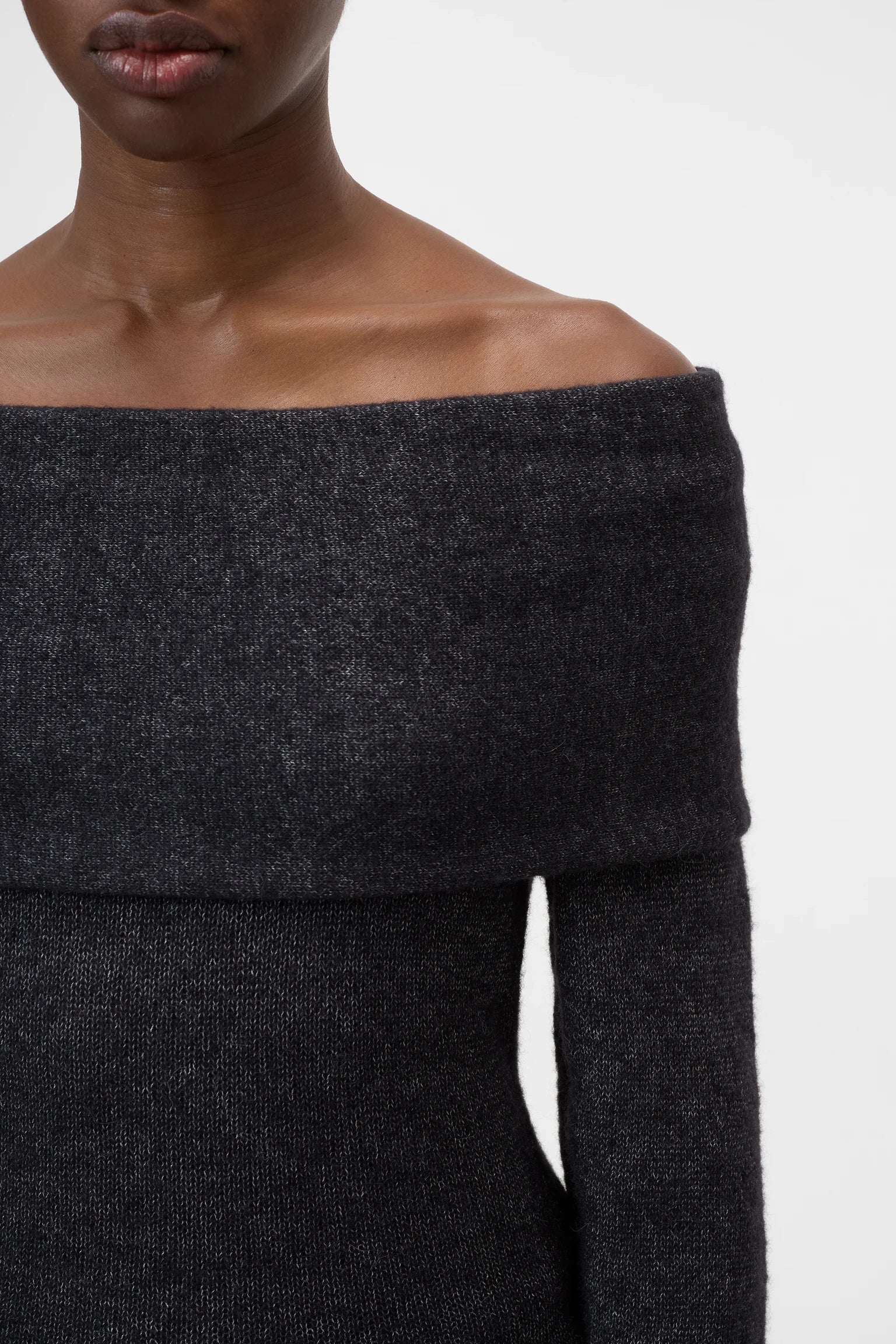 Closed sweater wide neck black